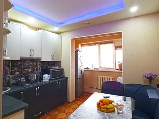 Se vinde apartament cu 3 camere Ungheni foto 1