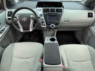 Toyota Prius v foto 7