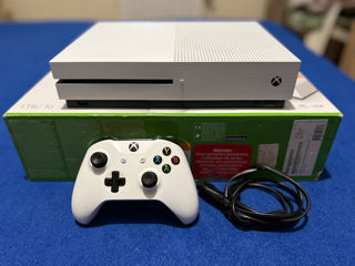 Vând Xbox One S în stare foarte bună