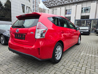 Toyota Prius v foto 6