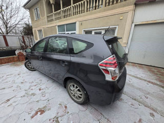 Toyota Prius v foto 4