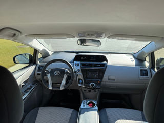 Toyota Prius v foto 7