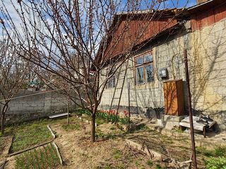 Ciocana-jumătate de casă, 2 camere,garaj,beci,5 acri de teren - Чеканы полдома,2комн.гараж+5соток. foto 8
