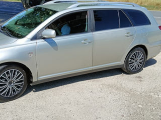 Toyota Avensis foto 2