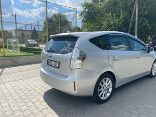 Toyota Prius v foto 6