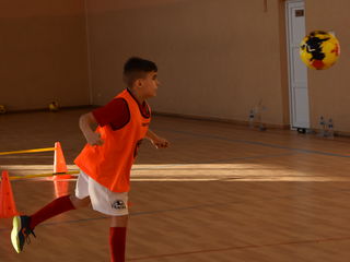 Fotbal pentru copii de la 8 ani Buiucani.  Antrenamente în sală! foto 8