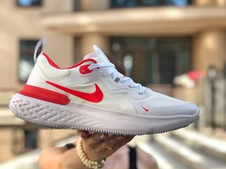 nike react white and red