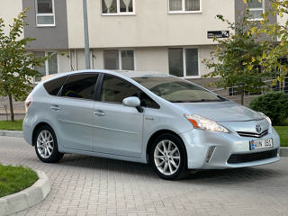 Toyota Prius v foto 5