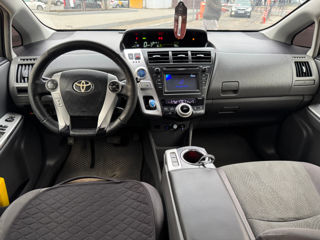 Toyota Prius v foto 10