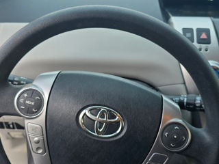 Toyota Prius v foto 10