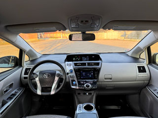 Toyota Prius v foto 6