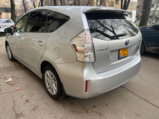 Toyota Prius v foto 2