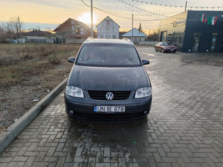 Volkswagen Touran foto 1