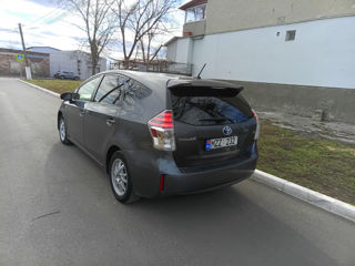 Toyota Prius v foto 4