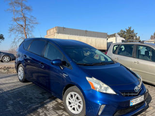 Toyota Prius v foto 2