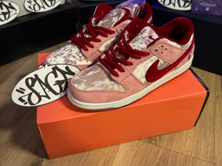 Nike Dunk Low Strange Love