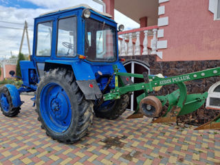 Vand tractor :mtz 82 cu reparație capitală la motor complet:plug și remorcă . foto 2