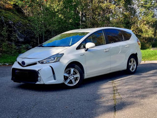 Toyota Prius v foto 2