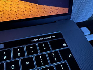 MacBook Pro 15in 2018 foto 1