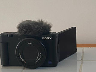 Продаю почти новый Sony ZV-1