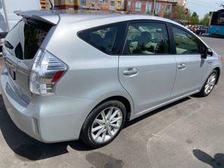 Toyota Prius v foto 4