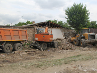 Demolarea constructilor caselor curăţare terenului evacuarea deșeurilor de construcție