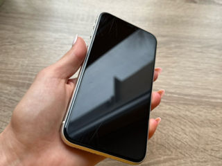 Vând iPhone 11