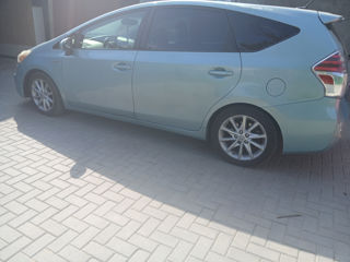 Toyota Prius v foto 5