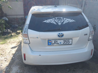 Toyota Prius v foto 3