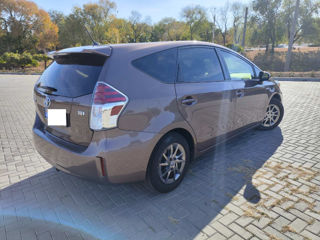 Toyota Prius v foto 6