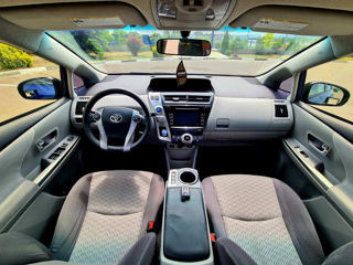 Toyota Prius v foto 5