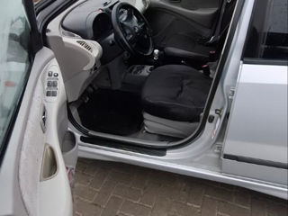 Nissan Almera Tino foto 4