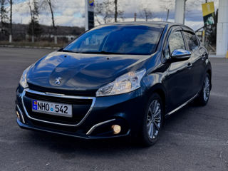 Peugeot 208 foto 2