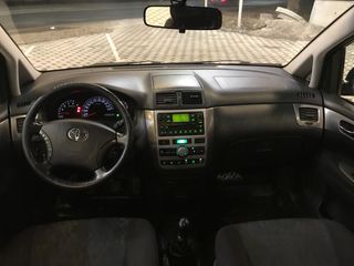 Toyota Avensis Verso foto 6