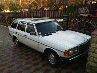 Mercedes Series (W123) foto 1