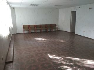 Spatiul comercial foto 2