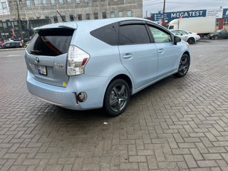 Toyota Prius v foto 3