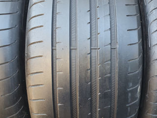 255/40/ R19- Goodyear.