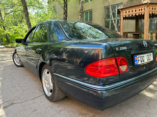 Mercedes E-Class фото 8