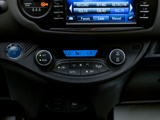 Toyota Yaris фото 12