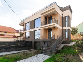 Se vinde duplex în 3 nivele, amplasat în mun. Chișinău, Codru, strada Busuiocului.