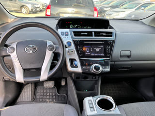 Toyota Prius v foto 5