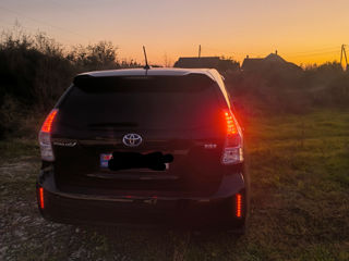 Toyota Prius v foto 9