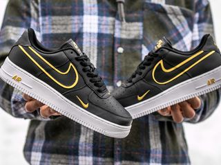 Nike Air Force 1 Low Black/Gold foto 2