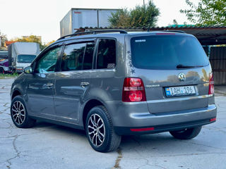 Volkswagen Touran foto 2