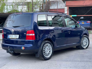 Volkswagen Touran foto 2