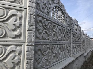 Gard ornamentat din beton neted