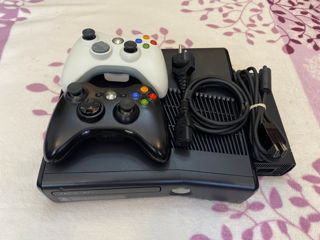 XBOX 360 S (прошивка Freeboot - 64 топовых игр). В отличном состоянии.