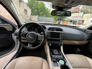 Jaguar XE foto 9