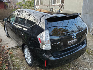 Toyota Prius v foto 4